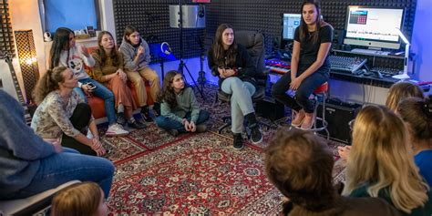 Tematické foto s nahrávacím štúdiom alebo hudobníkmi pri nahrávaní