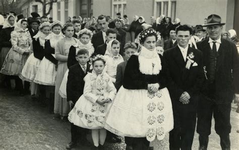 Svadobný sprievod a ľudové tradície na slovenskej dedine
