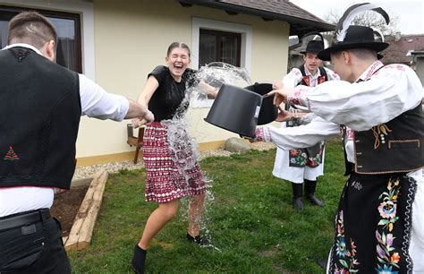 Ilustrácia: Scéna z tradičnej slovenskej šibačky a oblievačky s korbáčom a kraslicami