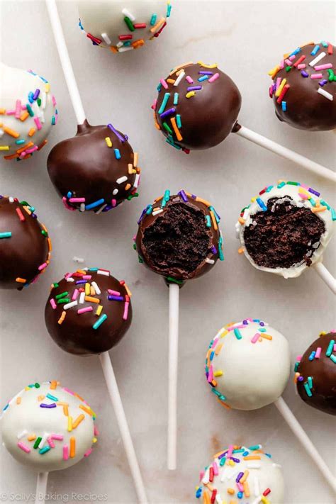 koláž s fotografiami cupcakes a cake pops s náboženskými motívmi