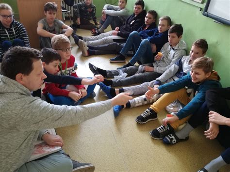 skupina usmiatych študentov s učiteľom