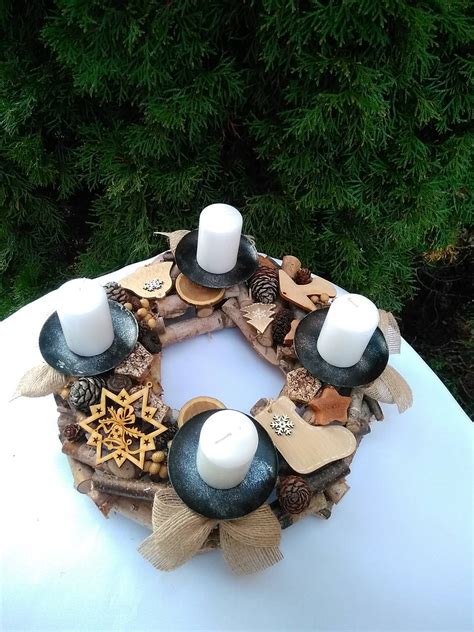 Tematické foto: ručne robený adventný veniec z korkových zátok