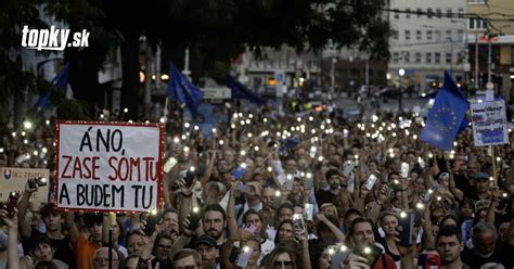 Ľudia protestujúci na námestí za spravodlivosť po vražde