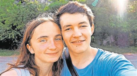 Zlatica Kušnírová pri hrobe dcéry Martiny v Gregorovciach