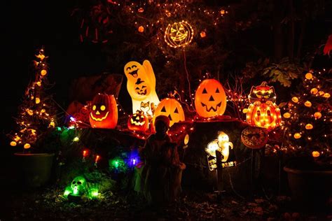 Tematické foto Halloweenu s tekvicami a kostýmami