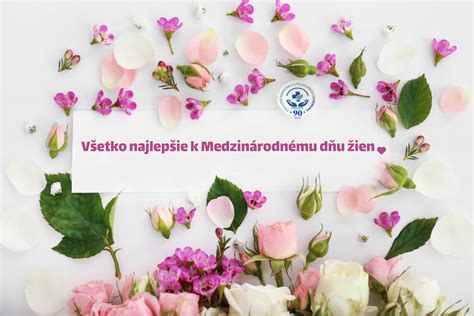 Seniorky oslavujúce Medzinárodný deň žien, s úsmevom a kvetmi, symbolizujúce múdrosť a radosť