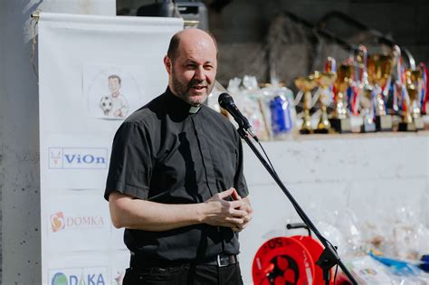 Schéma troch stupňov sviatosti posvätného stavu (diakon, kňaz, biskup) a ich vzájomného vzťahu v cirkevnej hierarchii.