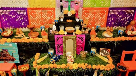 fotografia dievčaťa s namaľovanou lebkou inšpirovanou Día de Muertos