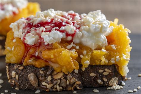 fotografia dievčaťa s kreatívnym líčením inšpirovaným tekvicou