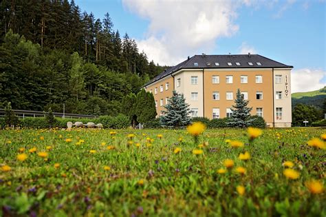 Panoramatická fotografia Kúpeľov Lúčky s Chočskými vrchmi v pozadí