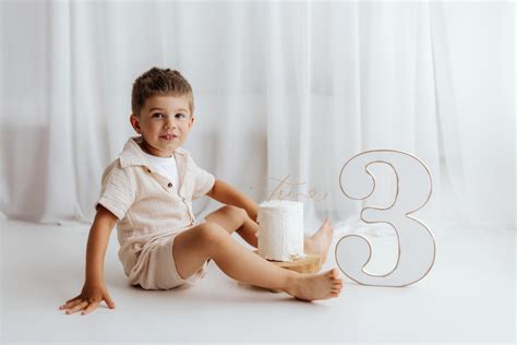 fotografia bábätka pri prvej narodeninovej torte