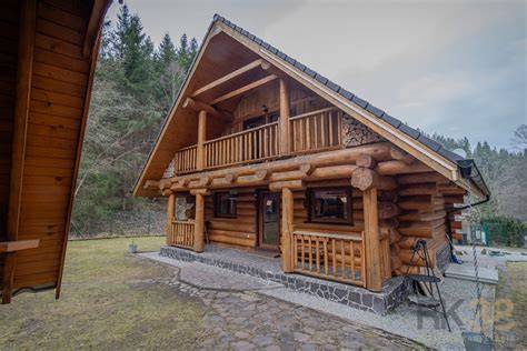 Zasnežená chata v horskom prostredí Tatier