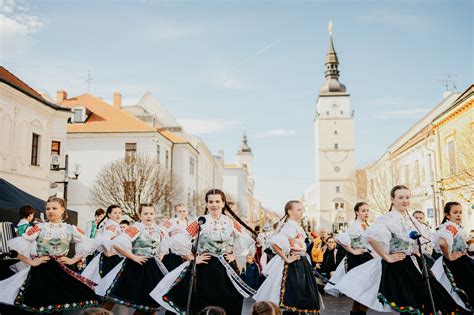 Ilustrácia fašiangového hodovania a tanca v tradičnom slovenskom prostredí