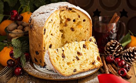 Pandoro - tradičný taliansky vianočný koláč v tvare hviezdy