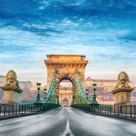 Panoramatický pohľad na osvetlený Széchenyiho reťazový most v Budapešti s výhľadom na Budínsky hrad