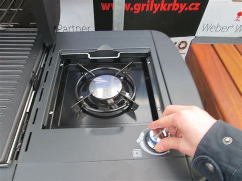 detail sklopných poličiek a koliesok grilu