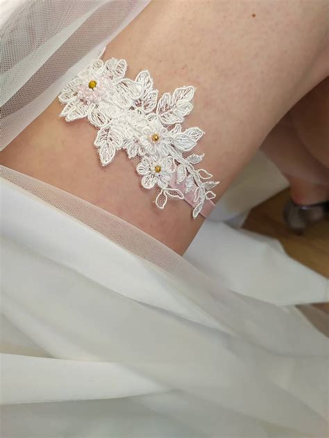 historický svadobný podväzok s pančuchami