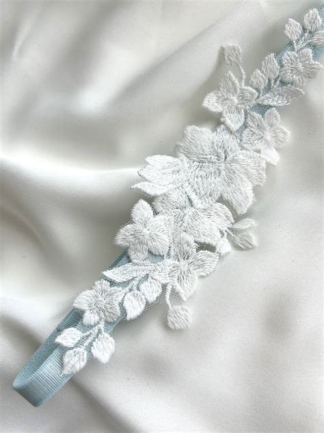 svadobný podväzok v modrej farbe s jemnou čipkou