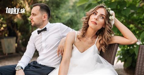 ženích sťahuje neveste podväzok
