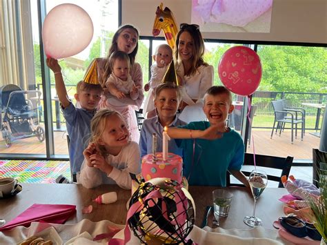 Deti hrajúce interaktívne hry v rámci narodeninovej oslavy