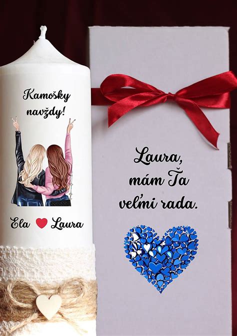 ilustrácia rôznych personalizovaných darčekov pre najlepšiu kamarátku, napríklad hrnčeky, fľaše na vodu a kľúčenky s menami alebo fotkami