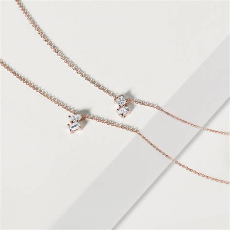 jemný náhrdelník s príveskom symbolizujúcim priateľstvo alebo elegantné hodinky zdobené kryštálmi