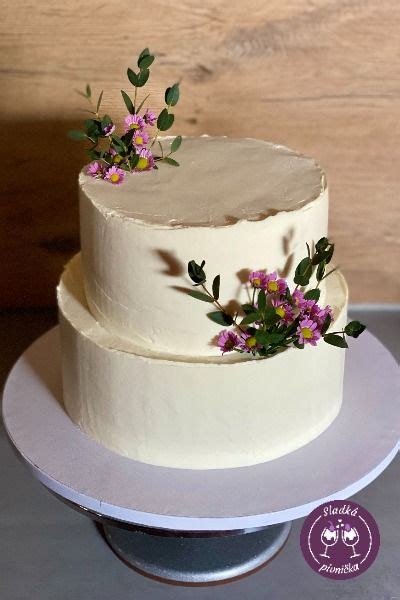 Svadobná torta zdobená čerstvými kvetmi