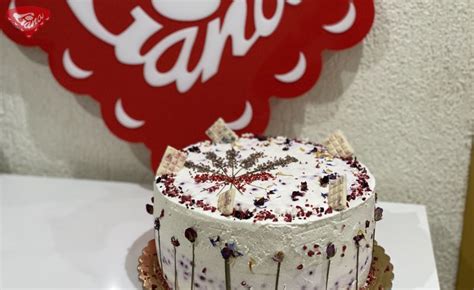 Torta zdobená ovocím a kvetmi