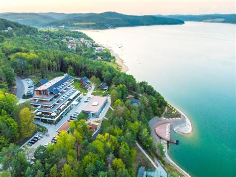 Pohľad na exteriér hotela Zelená Lagúna v blízkosti vodnej nádrže Veľká Domaša