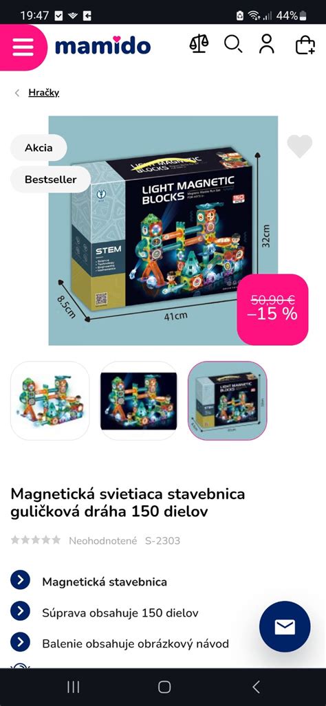 Dieťa hrajúce sa s magnetickou stavebnicou