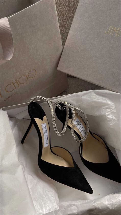 Detail šperkov ALO diamonds a svadobných lodičiek Jimmy Choo s iniciálkami nevesty.