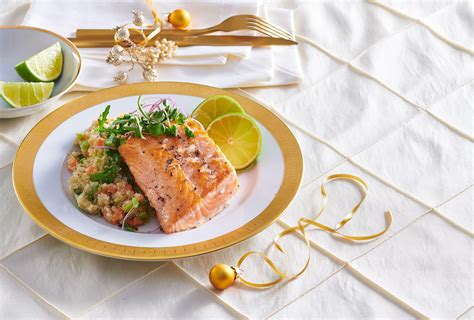 Fotografia lososa so zeleninovou quinoou a klíčkami