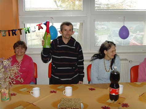 Fotografia s narodeninovou oslavou pre muža, s priateľmi a rodinou