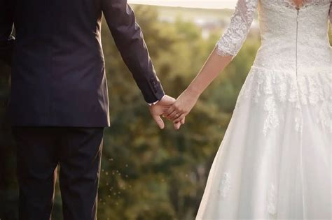 Tematické foto oslavujúce výročie svadby, pár držiaci sa za ruky