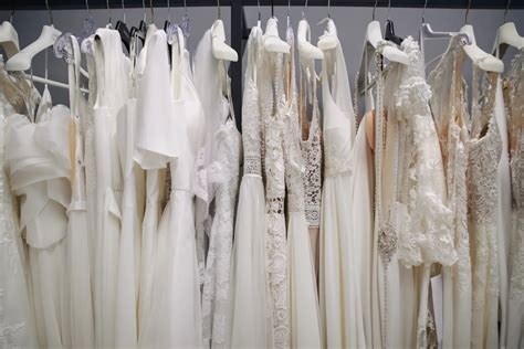 Záber na interiér svadobného salónu EvaMária s vystavenými svadobnými šatami