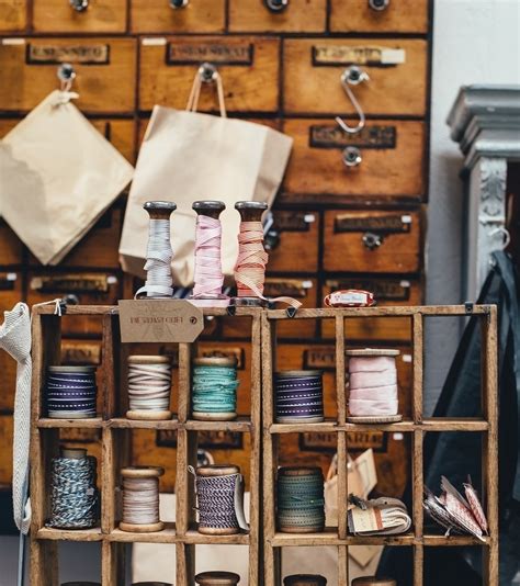 infografika znázorňujúca historický vývoj mena od aramejského základu po moderné európske podoby