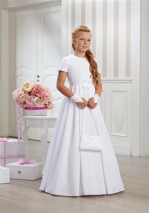 Infografika zobrazujúca vhodné typy strihov a materiálov pre detské šaty na prvé sväté prijímanie