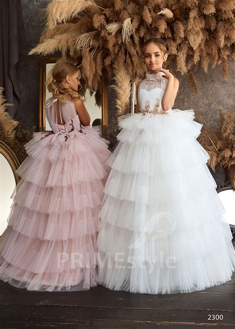 Fotografia dievčenských šiat na prvé sväté prijímanie v rôznych strihových prevedeniach