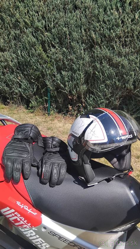Schéma základnej motorkárskej výbavy: prilba, rukavice, bunda a funkčné doplnky.