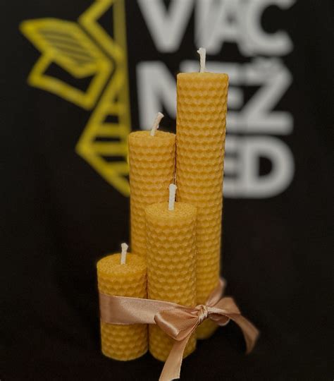 fotografia vianočného stromčeka s horiacimi sviečkami z včelieho vosku