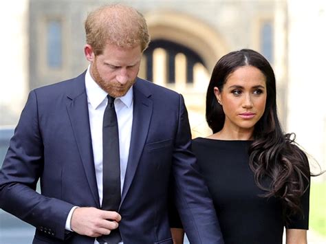 Meghan Markle a princ Harry vo svadobnom koči prechádzajú Windsorom