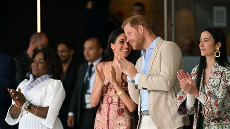 Tematické foto: Princ Harry a Meghan Markle držia sa za ruky na verejnosti
