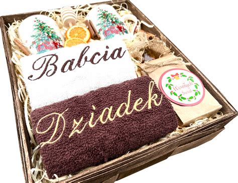 koláž vianočných darčekov pre dedka (župan, puzdro na karty, puzzle)