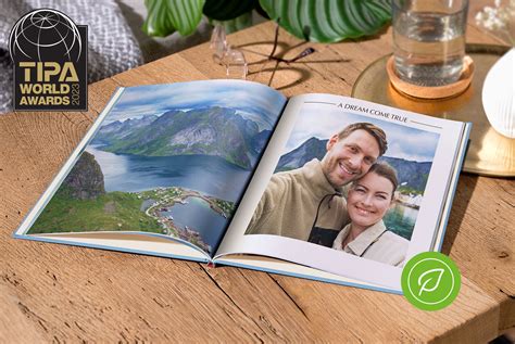 Otvorená fotokniha so starými fotografiami