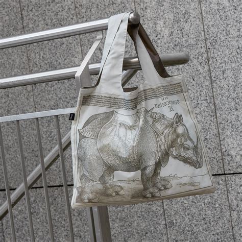 Žena s elegantnými náušnicami z recyklovaného materiálu