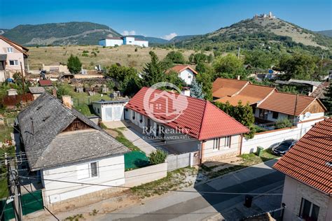 Tematické foto: rodinný dom s vyzdobenou záhradou a osvetleným vianočným stromčekom vonku