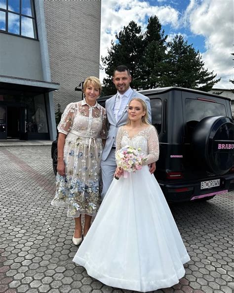 Zuzana Plačková v róbe od Jany Pištejovej na svadbe svojho brata