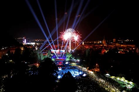 Tematická fotografia osláv Silvestra s ohňostrojom