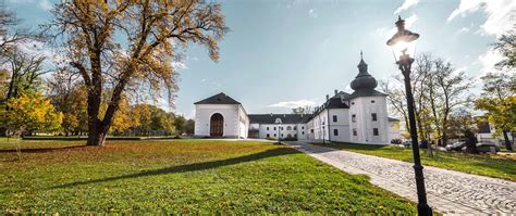 Fotografia renesančného kaštieľa Chateau Appony v Oponiciach, exteriér s parkom