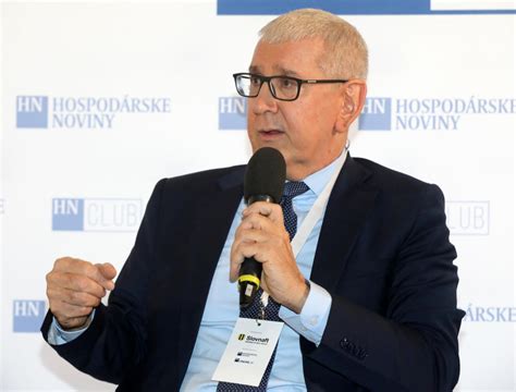 rečník pri mikrofóne pred publikom